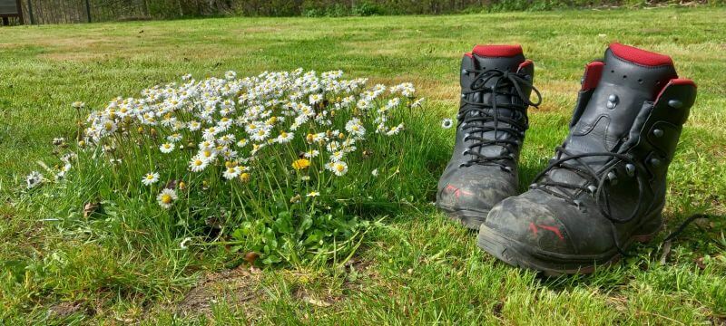 Offene Stellen von Egloff Gartendesign GmbH in Niederwil - Symbolbild: "Freie"Gärtnerschuhe neben Blumen.